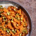 Möhrenpaste mit Harissa, Joghurt und Pistazien