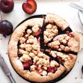 Saftige Pflaumen Tarte mit Zimtstreuseln[...]