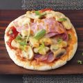 Schnelle Pizza mit Pilzen und Schinken