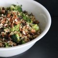 Brokkoli-Reissalat mit Kichererbsenbällchen