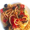 Spaghetti alla puttanesca mit Knoblauch-Öl