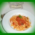 Linguine con pomodori, olive e capperi