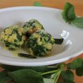 Spinat-Brot-Klöße mit Salbeibutter