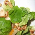 Blattsalat mit Honigbirnen und Walnüssen