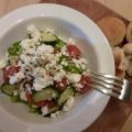 Griechischer Bauernsalat mit Pizzabrot