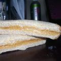 Brot mit Erdnussbutter und Honig (Peanut Butter[...]