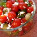 Tomatensalat mit Basilikum, Gurke und Feta