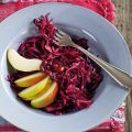 Rotkohlsalat mit Birnen und Preiselbeerdressing