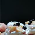 Pavlova mit Plattpfirsich und Blaubeeren