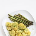 Kartoffelsalat und grüner Spargel mit[...]