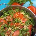 Tomaten-Kräuter-Salat mit Zwiebeldressing