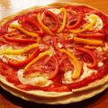 Pizza mit Schinken und Peperoni