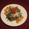 Bunter Salat mit grünem Spargel und Garnelen