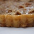 Nuss Caramel Tarte mit Schneegestöber