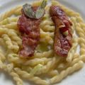 Gemelli  mit Lauch, Pancetta und Regensburgern