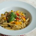 Pasta mit gegrillter Paprika und Pinienkernen