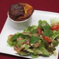 Käsesoufflee auf Salat mit Zitronenmelisse