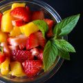 Mexikanischer Mango-Erdbeer-Salat