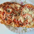Pizza mit Pizzateig zum Aufstreichen