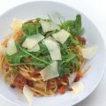 Spaghetti con salsa di pomodoro lardo e rucola