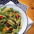 Mediterraner Nudelsalat mit gebratener Zucchini