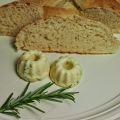 Weißbrot mit Kräuterbutter