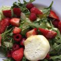 Rucolasalat mit gebratenem Ziegenkäse & Beeren