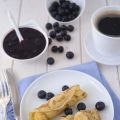 Bananen-Crêpes mit Blaubeersirup