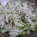 Griechischen Kräuter-Sahnejoghurt an gehobelten[...]