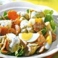 Tortellinisalat mit Möhrenblumen und[...]