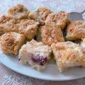 Buttermilchkuchen mit Kirschen und Kokos