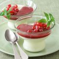Quarkcreme mit Cassis-Sauce