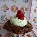 Schoko-Cupcake mit Sahne und Himbeere