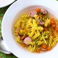 Gemüsesuppe mit Würstchen