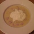 Spargelcremesuppe mit Sauerrahm und Brätbällchen