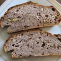Dunkles Bauernbrot mit Walnüssen