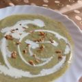 Broccoli-Käsesuppe mit Kokosmilch