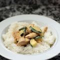 Hühnchen mit Zucchini an Erdnusssauce