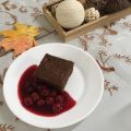 Schokoladenkuchen mit Kirschen