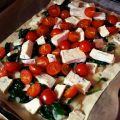 Pizza mit frischen Spinat und Gorgonzola