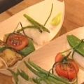 Sushi mit mediterranem Einschlag an Algensalat