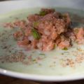 Geeiste Gurkensuppe mit Lachstartar