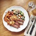 T-Bone Steak mit knusprigen Süßkartoffelpommes[...]