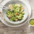 Halloumi mit Zucchini-Pesto-Nudeln