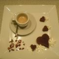 Espresso mit Schokoschneekuchen-Herzen