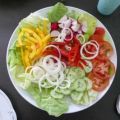 Salat : Bunter Salatteller mit Joghurtsoße