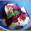 Vanilleeis mit heißen Himbeeren