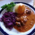 Rindergulasch mit Knödel und Apfel-Rotkohl