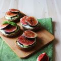 Feigen-Basilikum-Crostini.