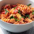 Tomaten-Ricotta-Nudeln mit Basilikum